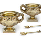 A PAIR OF VICTORIAN SILVER-GILT SALT CELLARS AND LINERS - фото 1