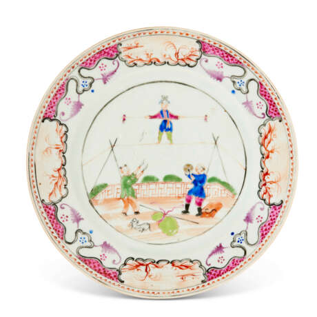 FOUR CHINESE EXPORT PORCELAIN FAMILLE ROSE 'ACROBATS' PLATES - photo 8