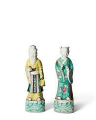 A PAIR OF CHINESE EXPORT PORCELAIN FAMILLE ROSE FIGURES OF IMMORTALS