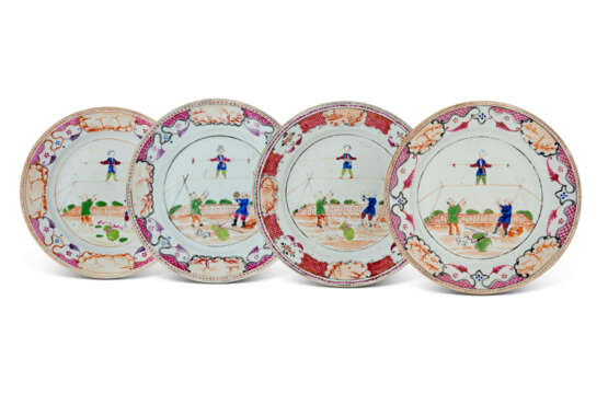 FOUR CHINESE EXPORT PORCELAIN FAMILLE ROSE 'ACROBATS' PLATES - photo 10