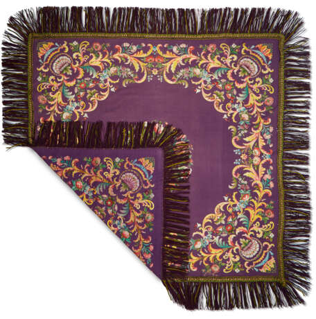 AN ENGLISH EMBROIDERED TABLE COVER OF PURPLE FACECLOTH - Foto 3