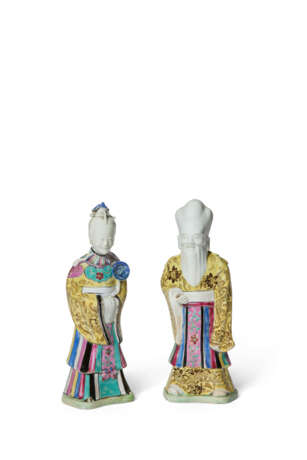 A PAIR OF CHINESE EXPORT PORCELAIN FAMILLE ROSE FIGURES OF IMMORTALS - photo 1