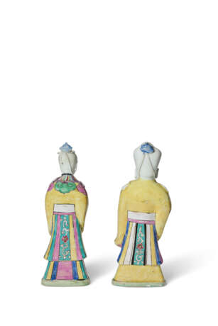A PAIR OF CHINESE EXPORT PORCELAIN FAMILLE ROSE FIGURES OF IMMORTALS - Foto 2