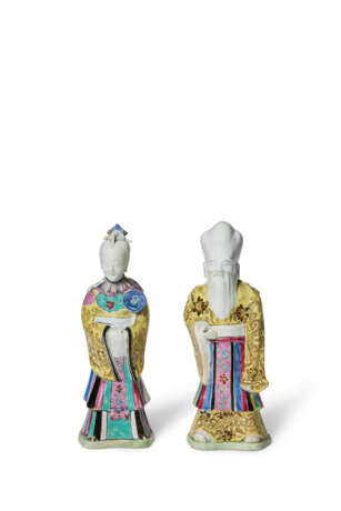 A PAIR OF CHINESE EXPORT PORCELAIN FAMILLE ROSE FIGURES OF IMMORTALS - Foto 3