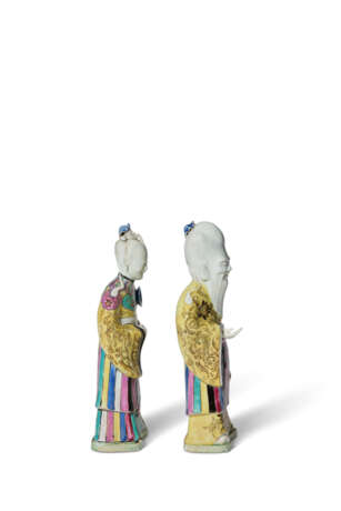 A PAIR OF CHINESE EXPORT PORCELAIN FAMILLE ROSE FIGURES OF IMMORTALS - Foto 4