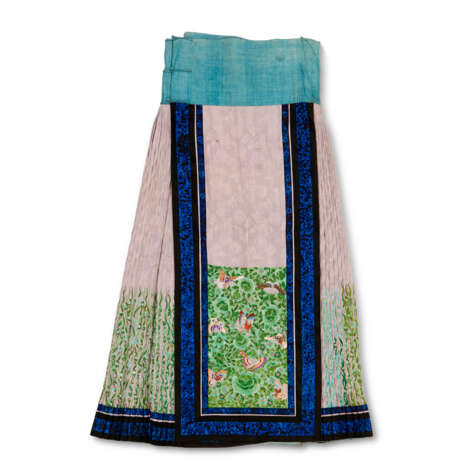 TWO CHINESE EMBROIDERED SILK SKIRTS - фото 3