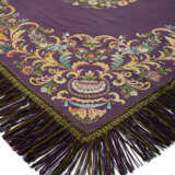 AN ENGLISH EMBROIDERED TABLE COVER OF PURPLE FACECLOTH - Foto 4