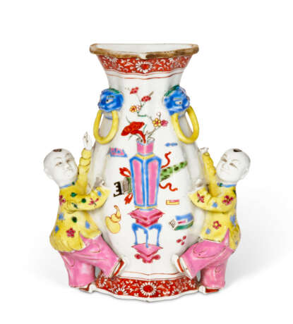 A CHINESE EXPORT PORCELAIN FAMILLE ROSE WALL VASE - photo 1