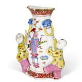 A CHINESE EXPORT PORCELAIN FAMILLE ROSE WALL VASE - photo 2