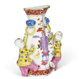 A CHINESE EXPORT PORCELAIN FAMILLE ROSE WALL VASE - Foto 3