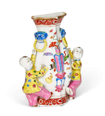 A CHINESE EXPORT PORCELAIN FAMILLE ROSE WALL VASE - photo 3