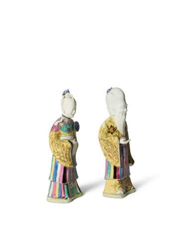 A PAIR OF CHINESE EXPORT PORCELAIN FAMILLE ROSE FIGURES OF IMMORTALS - Foto 6