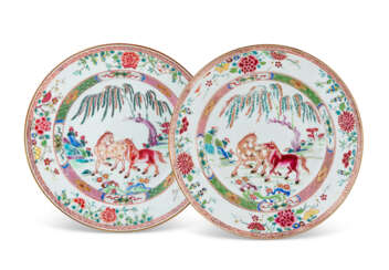 FOUR CHINESE EXPORT PORCELAIN FAMILLE ROSE PLATES