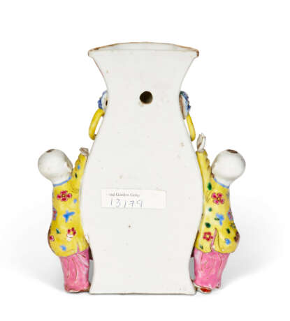 A CHINESE EXPORT PORCELAIN FAMILLE ROSE WALL VASE - Foto 6