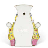 A CHINESE EXPORT PORCELAIN FAMILLE ROSE WALL VASE - photo 6