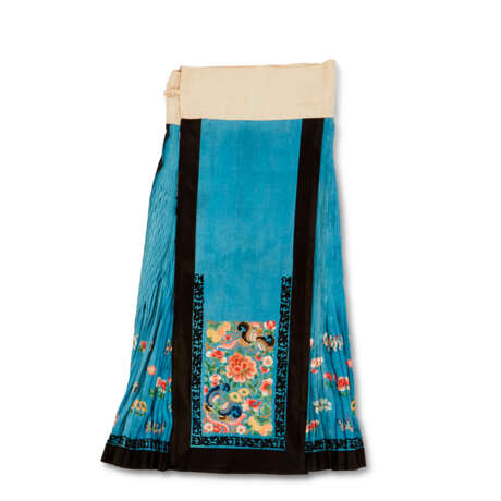 TWO CHINESE EMBROIDERED SILK SKIRTS - фото 11