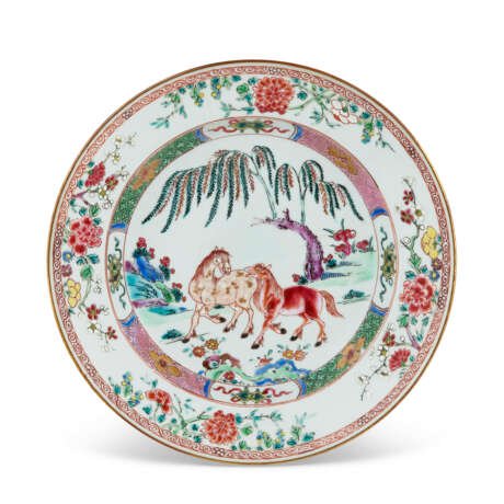 FOUR CHINESE EXPORT PORCELAIN FAMILLE ROSE PLATES - photo 4