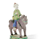 A CHINESE EXPORT PORCELAIN FAMILLE ROSE BISCUIT EQUESTRIAN FIGURE - Foto 1