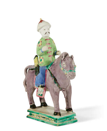 A CHINESE EXPORT PORCELAIN FAMILLE ROSE BISCUIT EQUESTRIAN FIGURE - Foto 1