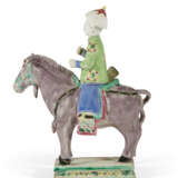 A CHINESE EXPORT PORCELAIN FAMILLE ROSE BISCUIT EQUESTRIAN FIGURE - Foto 2