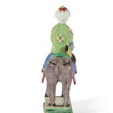 A CHINESE EXPORT PORCELAIN FAMILLE ROSE BISCUIT EQUESTRIAN FIGURE - Foto 3
