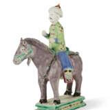 A CHINESE EXPORT PORCELAIN FAMILLE ROSE BISCUIT EQUESTRIAN FIGURE - Foto 4