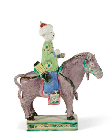 A CHINESE EXPORT PORCELAIN FAMILLE ROSE BISCUIT EQUESTRIAN FIGURE - Foto 5