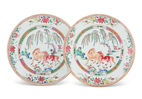 FOUR CHINESE EXPORT PORCELAIN FAMILLE ROSE PLATES - Foto 6