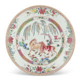 A CHINESE EXPORT PORCELAIN FAMILLE ROSE BISCUIT EQUESTRIAN FIGURE - Foto 7