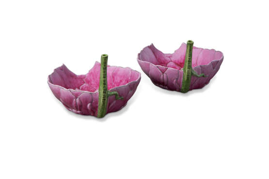 A PAIR OF CHINESE PEONY-FORM CUPS - photo 4
