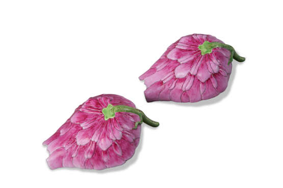 A PAIR OF CHINESE PEONY-FORM CUPS - Foto 5