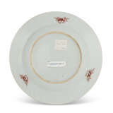 FOUR CHINESE EXPORT PORCELAIN FAMILLE ROSE PLATES - Foto 8