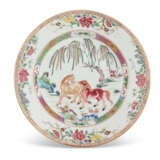 A CHINESE EXPORT PORCELAIN FAMILLE ROSE BISCUIT EQUESTRIAN FIGURE - Foto 9