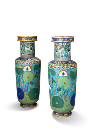 A PAIR OF CHINESE CLOISONNÉ ENAMEL ROULEAU VASES - фото 1