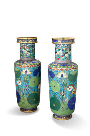 A PAIR OF CHINESE CLOISONNÉ ENAMEL ROULEAU VASES - фото 2
