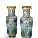 A PAIR OF CHINESE CLOISONNÉ ENAMEL ROULEAU VASES - Foto 2