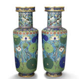 A PAIR OF CHINESE CLOISONNÉ ENAMEL ROULEAU VASES - фото 3