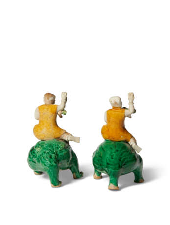 A SMALL PAIR OF CHINESE EXPORT PORCELAIN BISCUIT-GLAZED FIGURES OF LIU HAI - фото 3