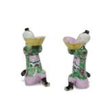 A PAIR OF CHINESE EXPORT PORCELAIN FAMILLE ROSE FIGURES OF KNEELING BOYS - фото 1