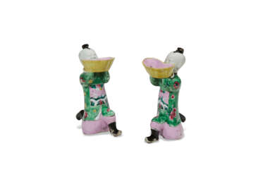 A PAIR OF CHINESE EXPORT PORCELAIN FAMILLE ROSE FIGURES OF KNEELING BOYS