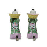 A PAIR OF CHINESE EXPORT PORCELAIN FAMILLE ROSE FIGURES OF KNEELING BOYS - Foto 2