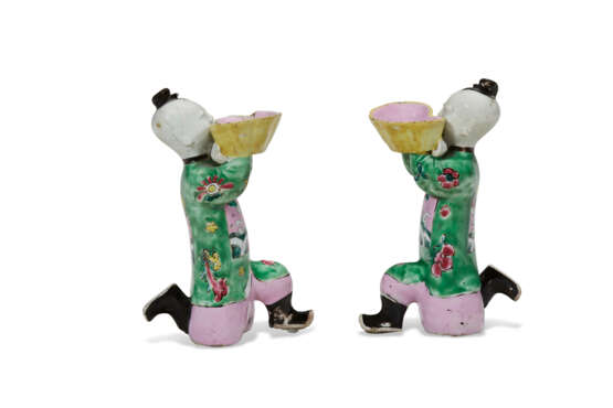 A PAIR OF CHINESE EXPORT PORCELAIN FAMILLE ROSE FIGURES OF KNEELING BOYS - Foto 3