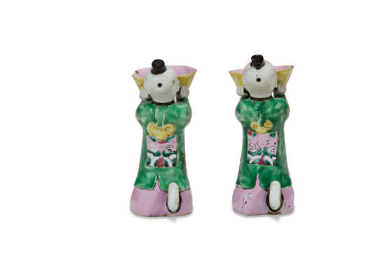 A PAIR OF CHINESE EXPORT PORCELAIN FAMILLE ROSE FIGURES OF KNEELING BOYS - фото 4
