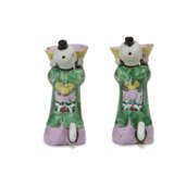 A PAIR OF CHINESE EXPORT PORCELAIN FAMILLE ROSE FIGURES OF KNEELING BOYS - Foto 4