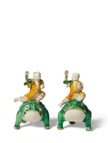 A PAIR OF CHINESE EXPORT PORCELAIN FAMILLE ROSE FIGURES OF KNEELING BOYS - Foto 6
