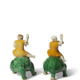 A PAIR OF CHINESE EXPORT PORCELAIN FAMILLE ROSE FIGURES OF KNEELING BOYS - фото 7