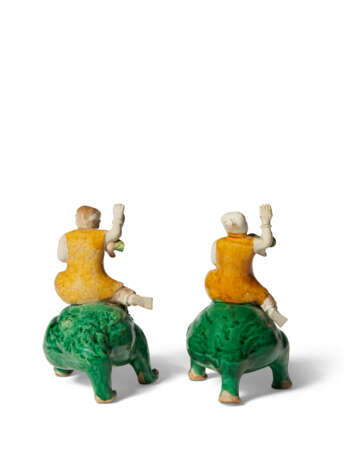 A PAIR OF CHINESE EXPORT PORCELAIN FAMILLE ROSE FIGURES OF KNEELING BOYS - Foto 7
