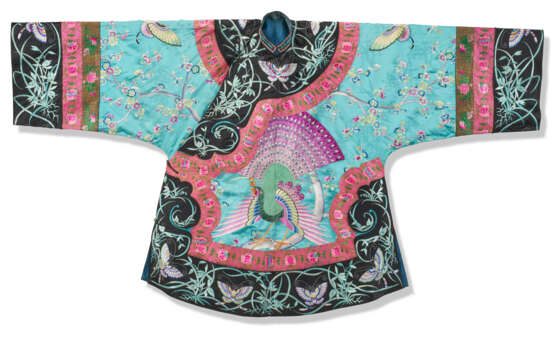 A CHINESE EMBROIDERED SILK SHORT ROBE - Foto 1