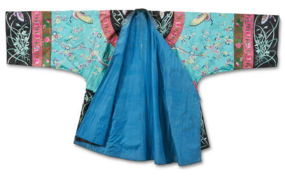 A CHINESE EMBROIDERED SILK SHORT ROBE - photo 2