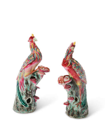 A SMALL PAIR OF CHINESE EXPORT PORCELAIN FAMILLE ROSE MODELS OF PHOENIXES - photo 1